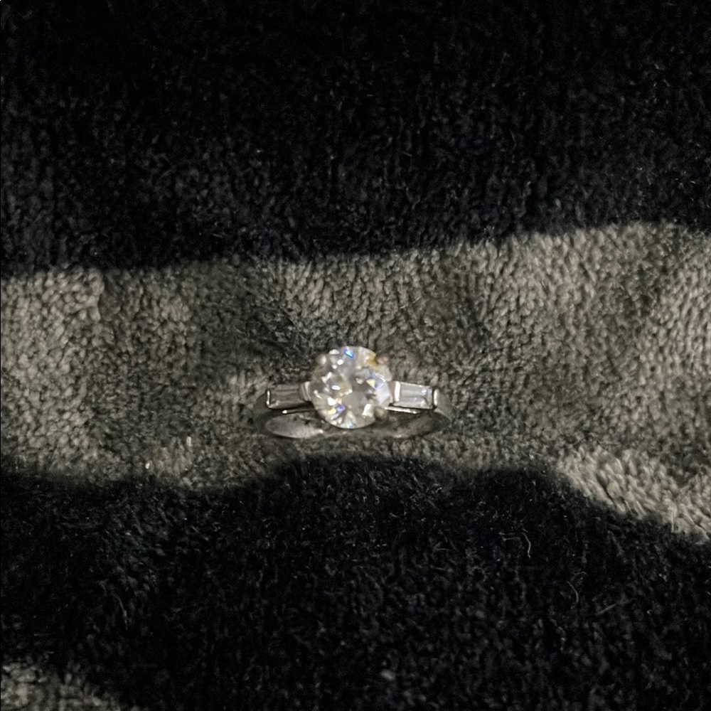 Elegant Silver Ring with Clear Gemstone